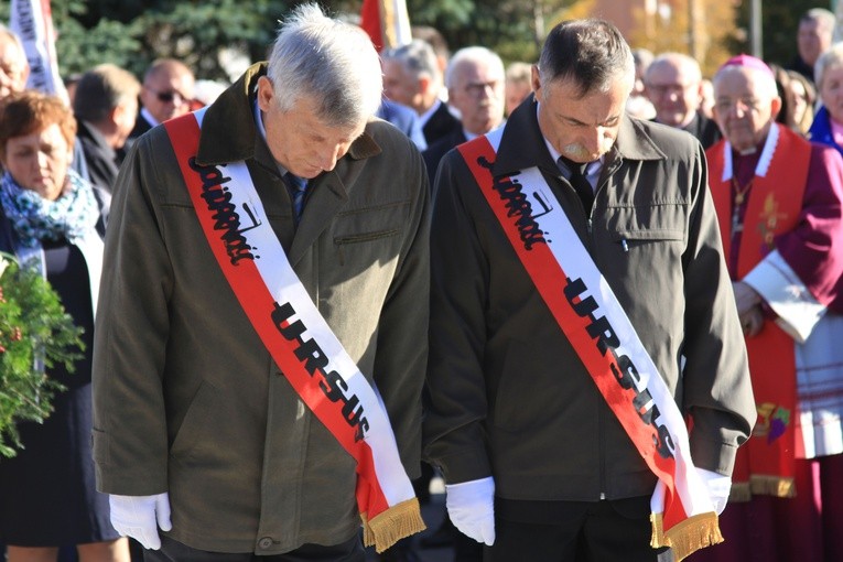Pomnik bł. ks. J. Popiełuszki w Mławie