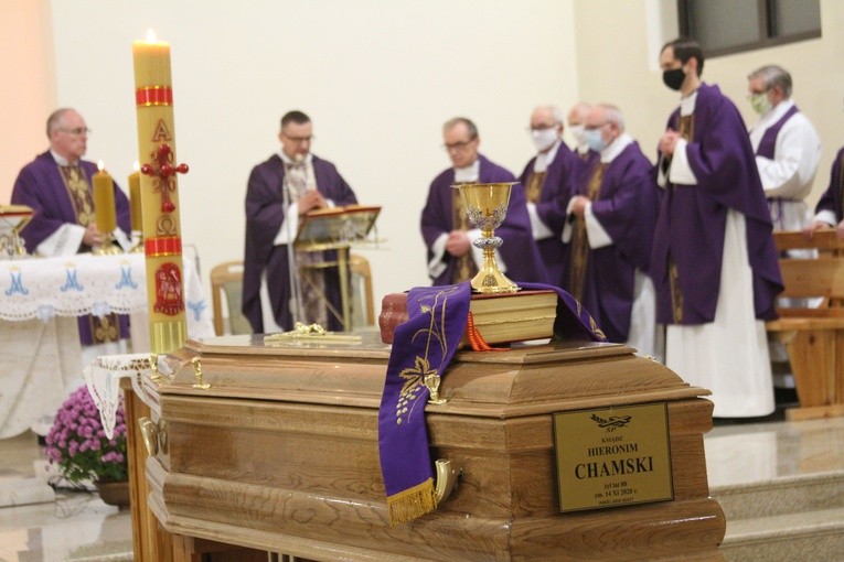 Płock. Pogrzeb ks. Hieronima Chamskiego (1932-2020)