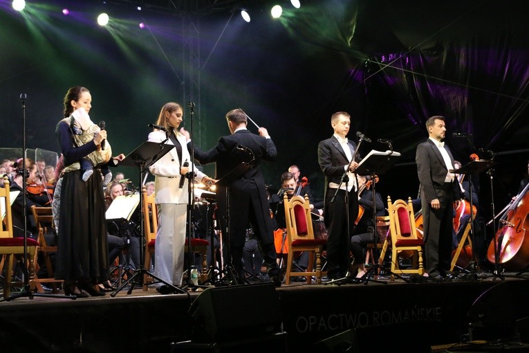 Czerwińsk n. Wisłą. Koncert jubileuszowy w przyklasztornych ogrodach