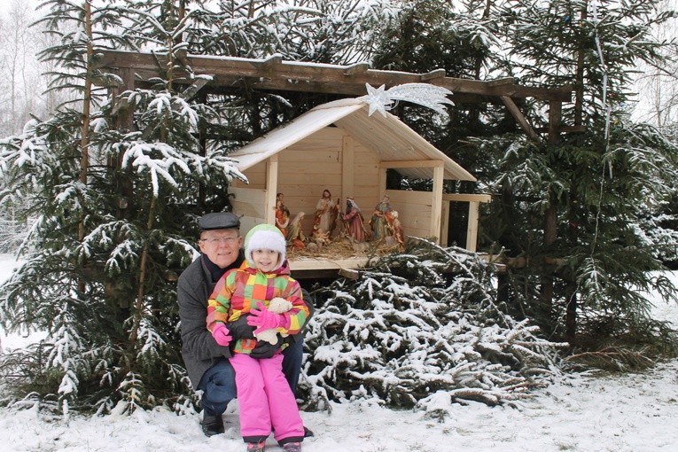 Zwycięska bożonarodzeniowa szopka, przed domem państwa Popłonkowskich w Sarbiewie, którą wykonał dziadek z wnuczką