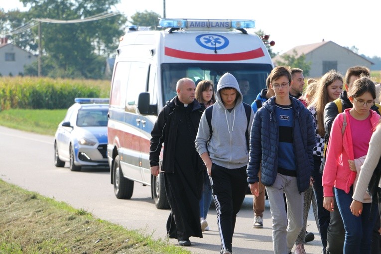 Pielgrzymka młodzieży z Rostkowa do Przasnysza - cz. 1