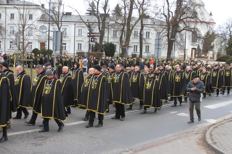 Płock. Rekolekcje Rycerzy JP II - Droga Krzyżowa