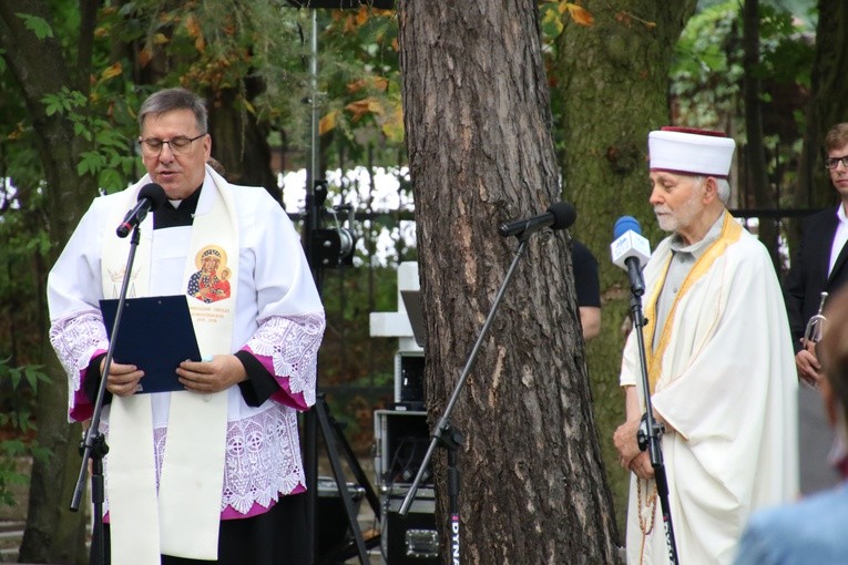 Płock. Uroczystości na cmentarzu garnizonowym