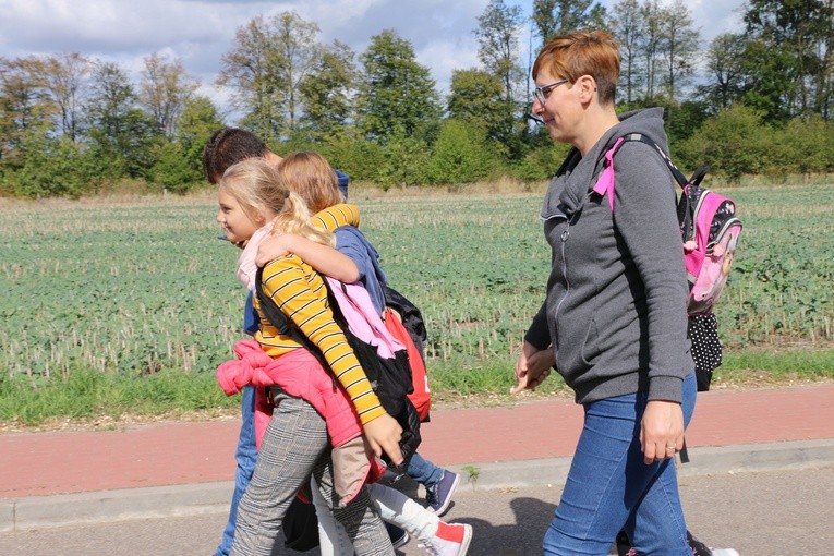 Rostkowo. Pielgrzymka dzieci (część I)