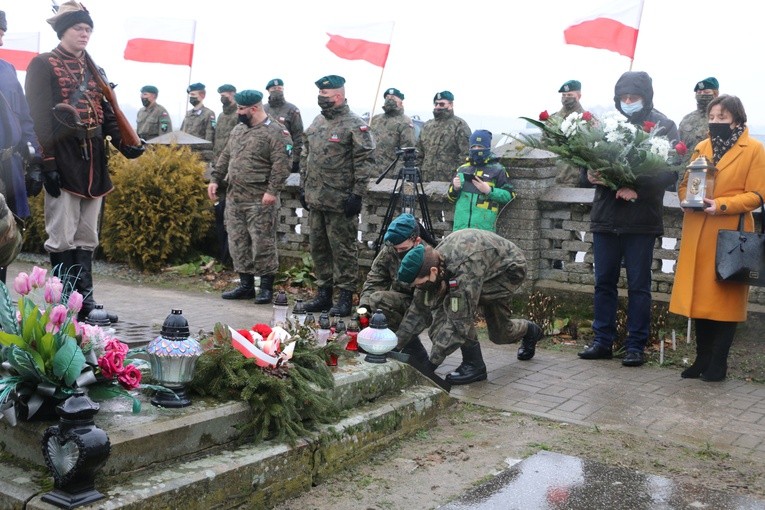 Strzelcy w hołdzie powstańcom styczniowym