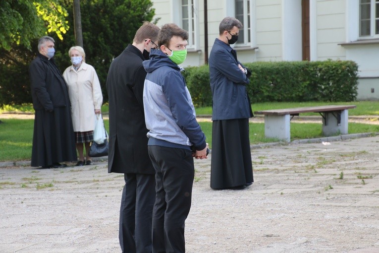 Płock. Modlitwa przy pomniku błogosławionego męczennika