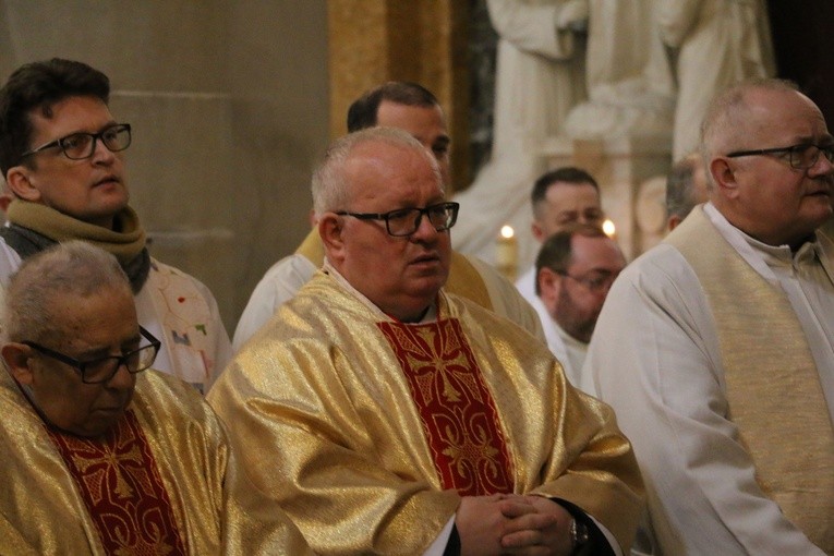 Płock. Msza Krzyżma w bazylice katedralnej