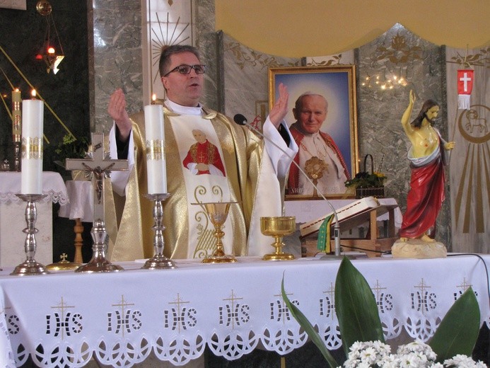 - Jesteśmy dziś wezwani aby też być apostołami miłosierdzia – apelował w Lesznie k. Przasnysza ks. Szczepan Bugaj