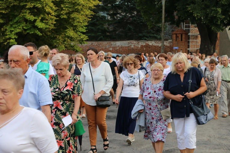 Czerwińsk n. Wisłą. Procesja w wigilię uroczystości Wniebowzięcia NMP