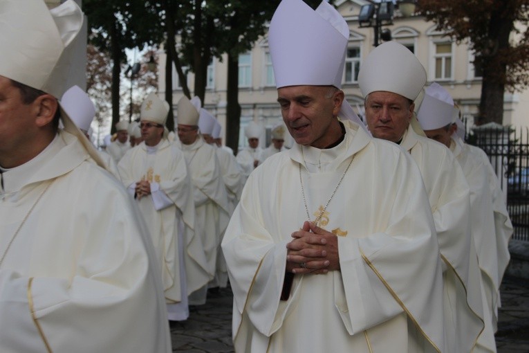 Episkopat w Płocku. Msza w kolegiacie