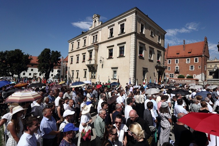 Kard. Macharski spoczął na Wawelu