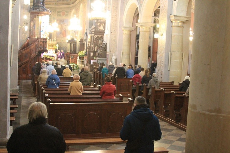 Płock. Msza za zmarłych biskupów i kanoników