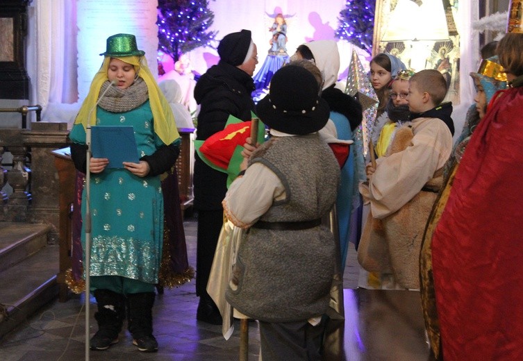 Mali kolędnicy misyjni