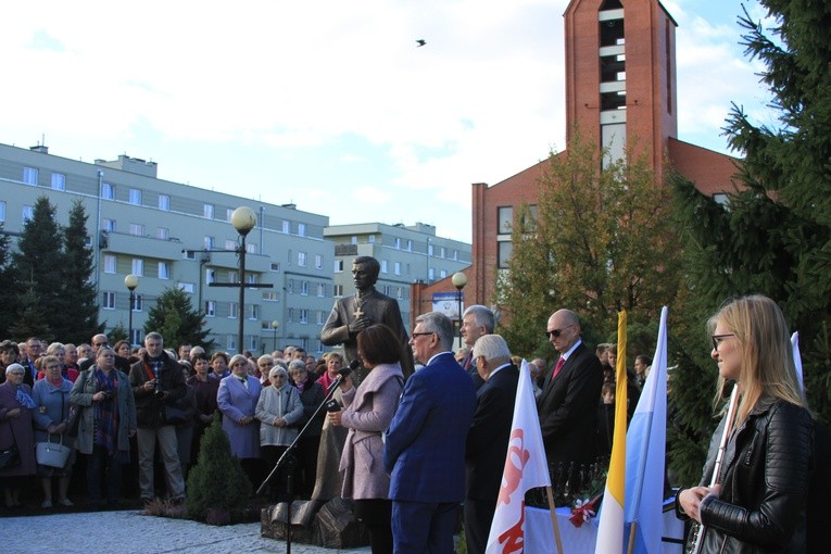 Pomnik bł. ks. J. Popiełuszki w Mławie