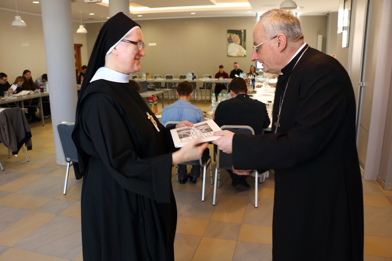 Uroczyste posiedzenie zespołu synodalnego młodych 