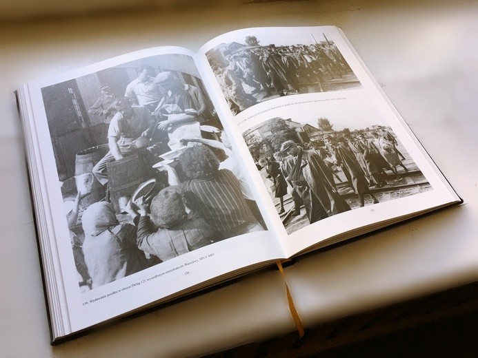 Album o Powstaniu Warszawskim w Muzeum Niepodległości