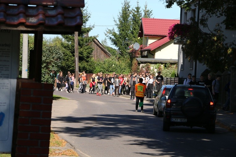 Pielgrzymka młodych z Rypina do Obór