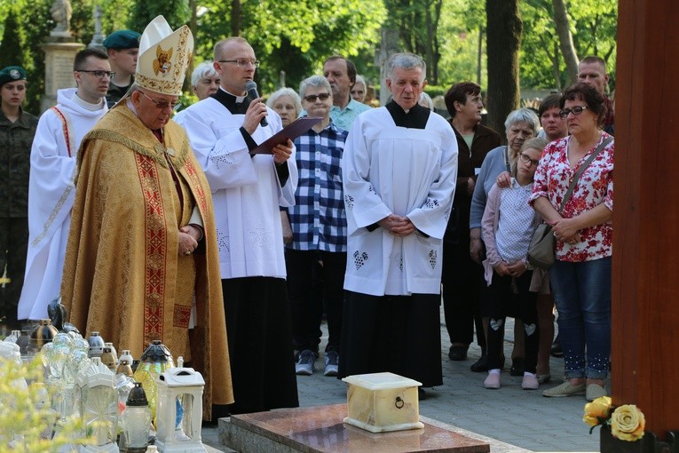Pochówek dzieci zmarłych przed narodzeniem w Płocku