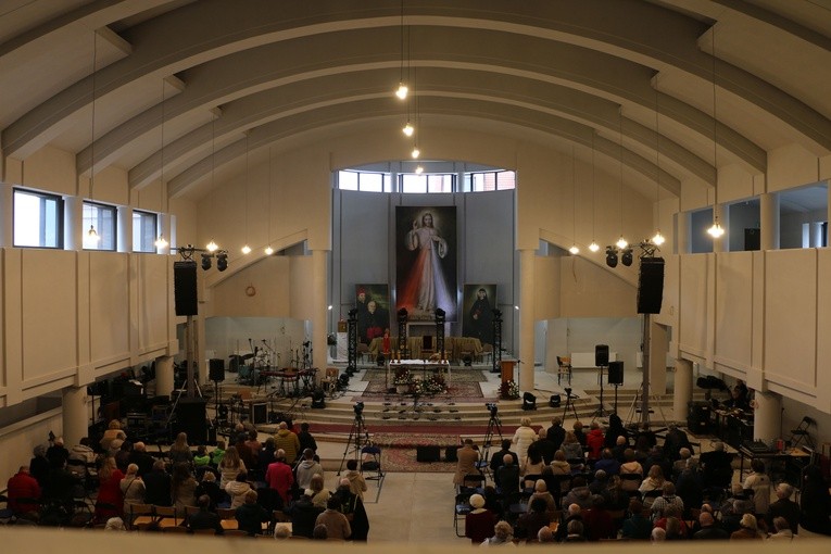 Płock. Koronka do Miłosierdzia Bożego w sanktuarium