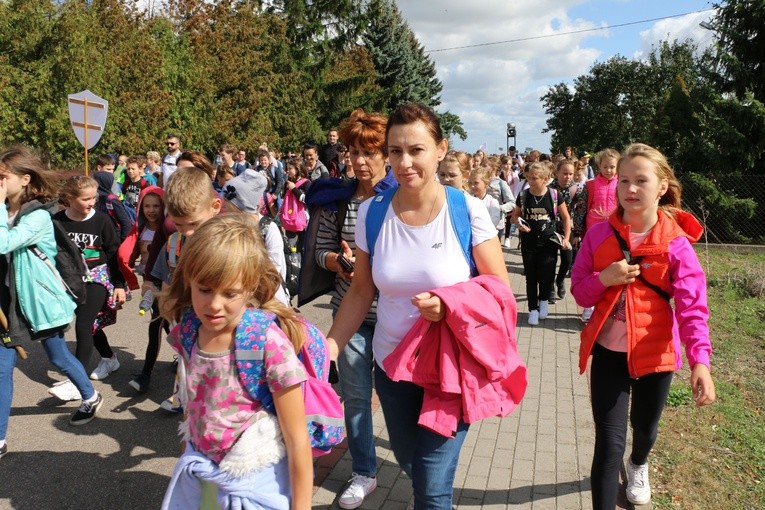 Rostkowo. Pielgrzymka dzieci (część I)