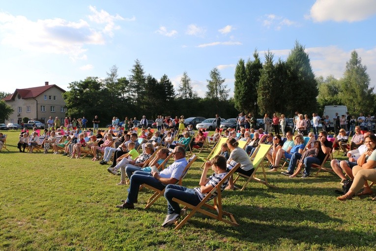 Czerwińsk n. Wisłą. Koncert plenerowy w przyklasztornych ogrodach