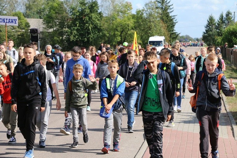 Rostkowo. Pielgrzymka dzieci (część I)