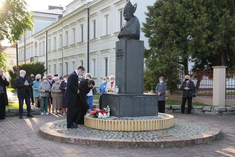 Płock. Modlitwa przy pomniku błogosławionego męczennika