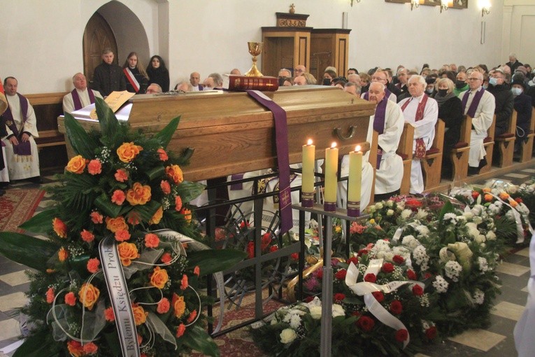 Krzynowłoga Mała. Pogrzeb ks. kan. J. Szczecińskiego