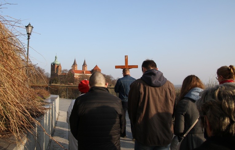 Płock. Droga Krzyżowa z modlitwą o pokój