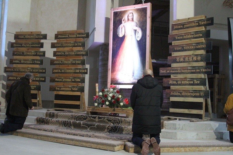 Modlitwa przed obrazem Jezusa Miłosiernego w miejscu objawień w Płocku.