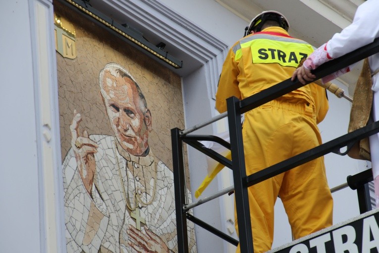 Płock. Poświęcenie mozaiki w oknie papieskim