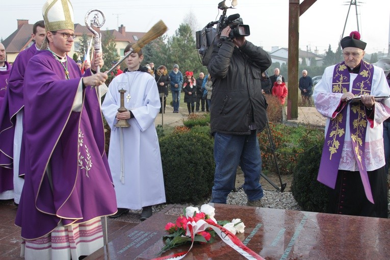 Symboliczny grób biskupów męczenników w Działdowie