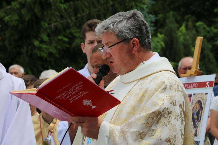 Popowo Kościelne. Procesja eucharystyczna z udziałem abp. Salvatore Pennacchia