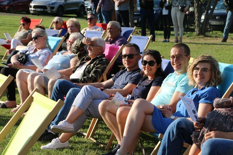 Czerwińsk n. Wisłą. Koncert plenerowy w przyklasztornych ogrodach