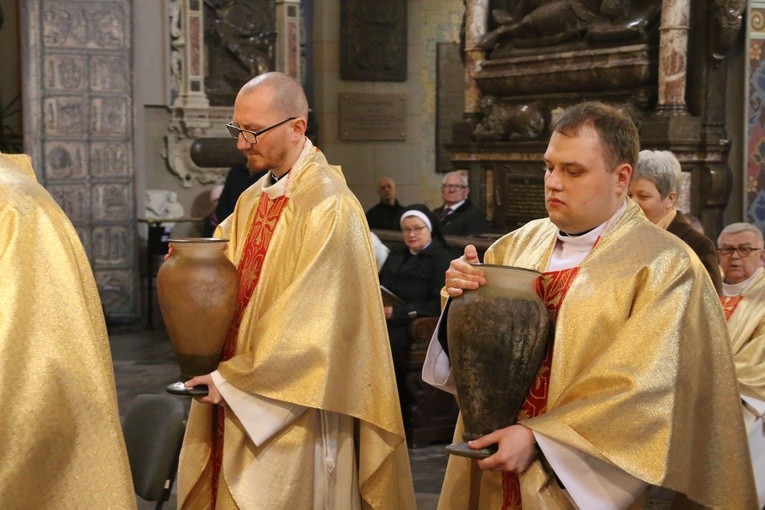 Płock. Msza Krzyżma w bazylice katedralnej