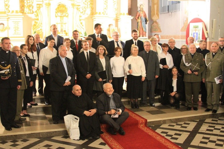 Byli alumni-żołnierze w Pomiechowie