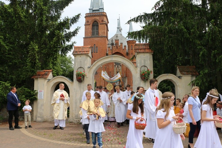 Popowo Kościelne. Procesja eucharystyczna z udziałem abp. Salvatore Pennacchia