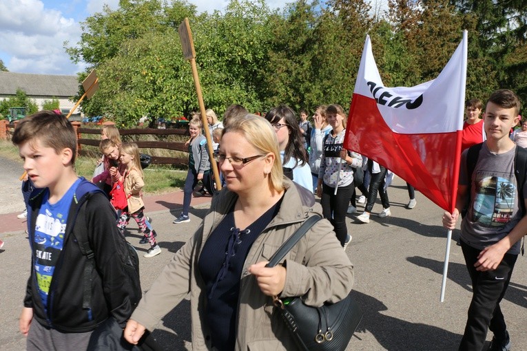 Rostkowo. Pielgrzymka dzieci (część I)