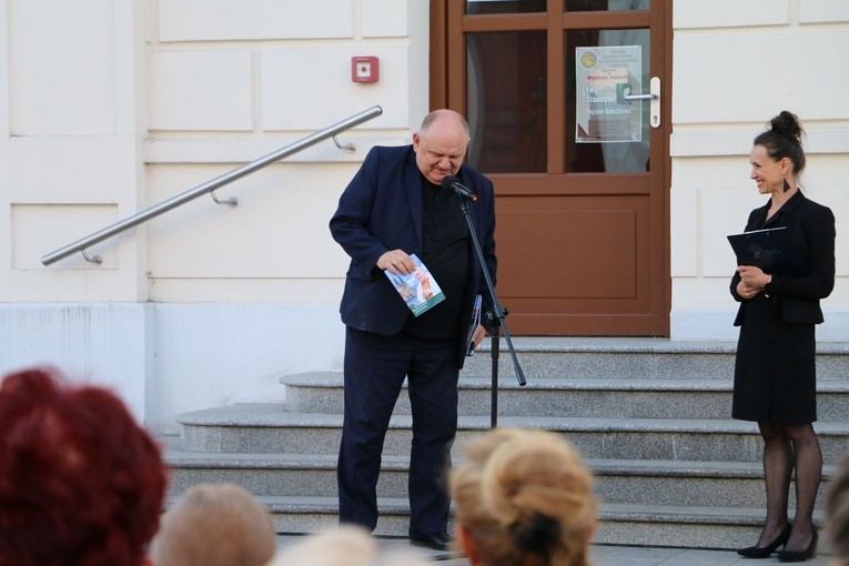 Ciechanów. Wystawa fotografii z pożegnania Prymasa Tysiąclecia