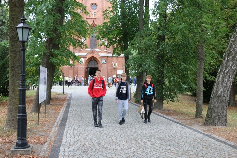 Pielgrzymka młodzieży z Rostkowa do Przasnysza - cz. 1
