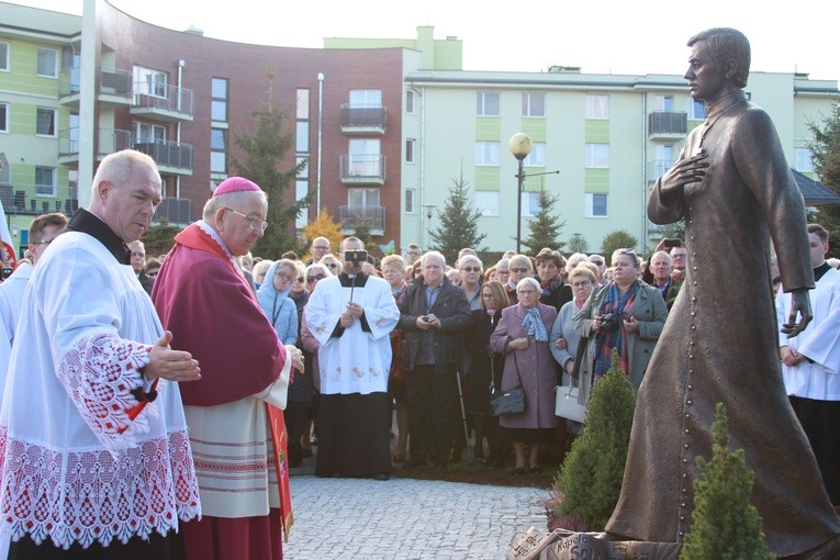Pomnik bł. ks. J. Popiełuszki w Mławie
