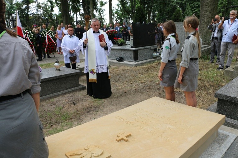 Wyszogród. Poświęcenie odnowionego nagrobka ułana Jana Mąkowskiego