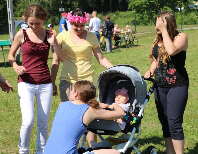 Budują świątynię dobrze się bawiąc