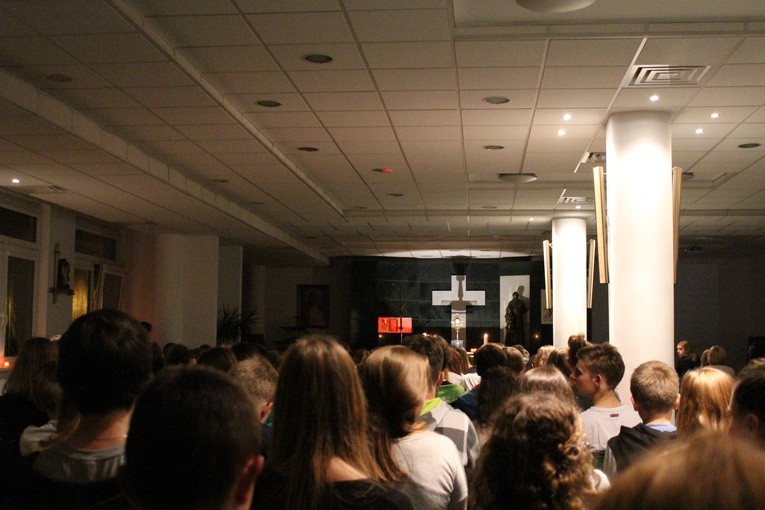 Nocne czuwanie gimnazjalistów w SOSW