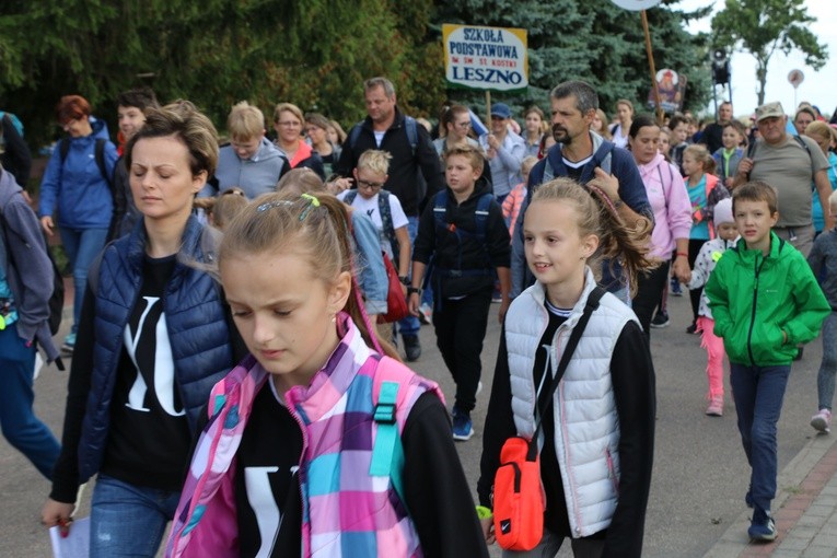 Rostkowo. Pielgrzymka dzieci (część I)
