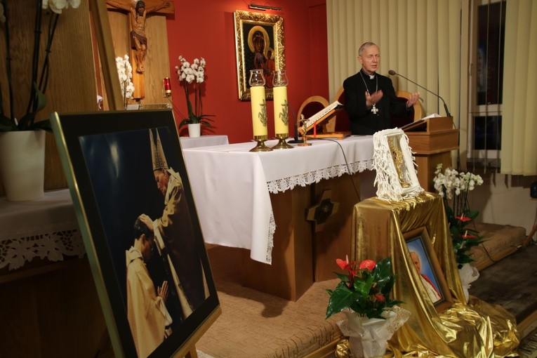 Wspomnieniu o św. Janie Pawle II towarzyszyło zdjęcie biskupa Piotra Libery z jego sakry biskupiej, którą przyjął na Watykanie 6 stycznia 1997 r. z rąk papieża Polaka.