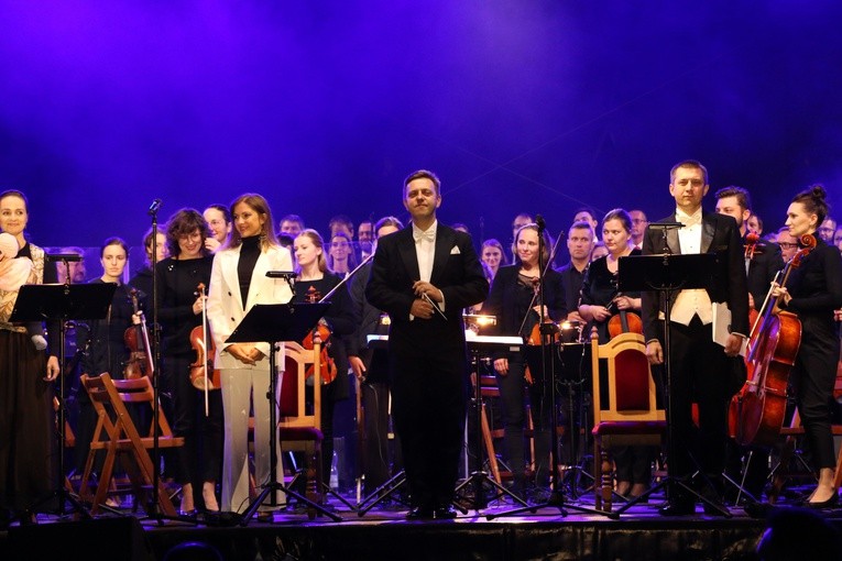 Czerwińsk n. Wisłą. Koncert jubileuszowy w przyklasztornych ogrodach