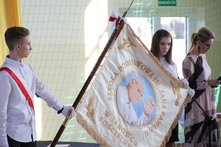 Janowiec Kościelny. Jubileusz szkoły i nowy sztandar