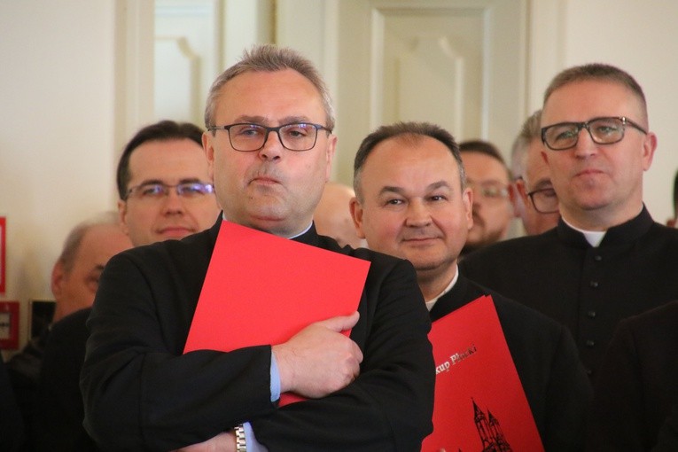 W gronie nowych kanoników są (od lewej): ks. Maciej Jastrzębski, proboszcz parafii Strzygi k. Rypina i ks. Andrzej Redmer, proboszcz z Modlina Starego.