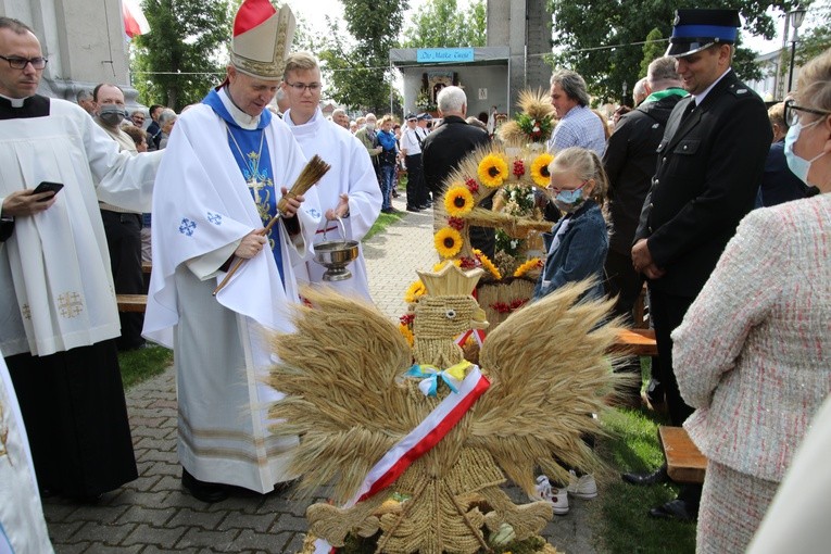Biskup Piotr poświęcił wieńce dożynkowe z parafii dekanatu żuromińskiego i ze Szreńska.
